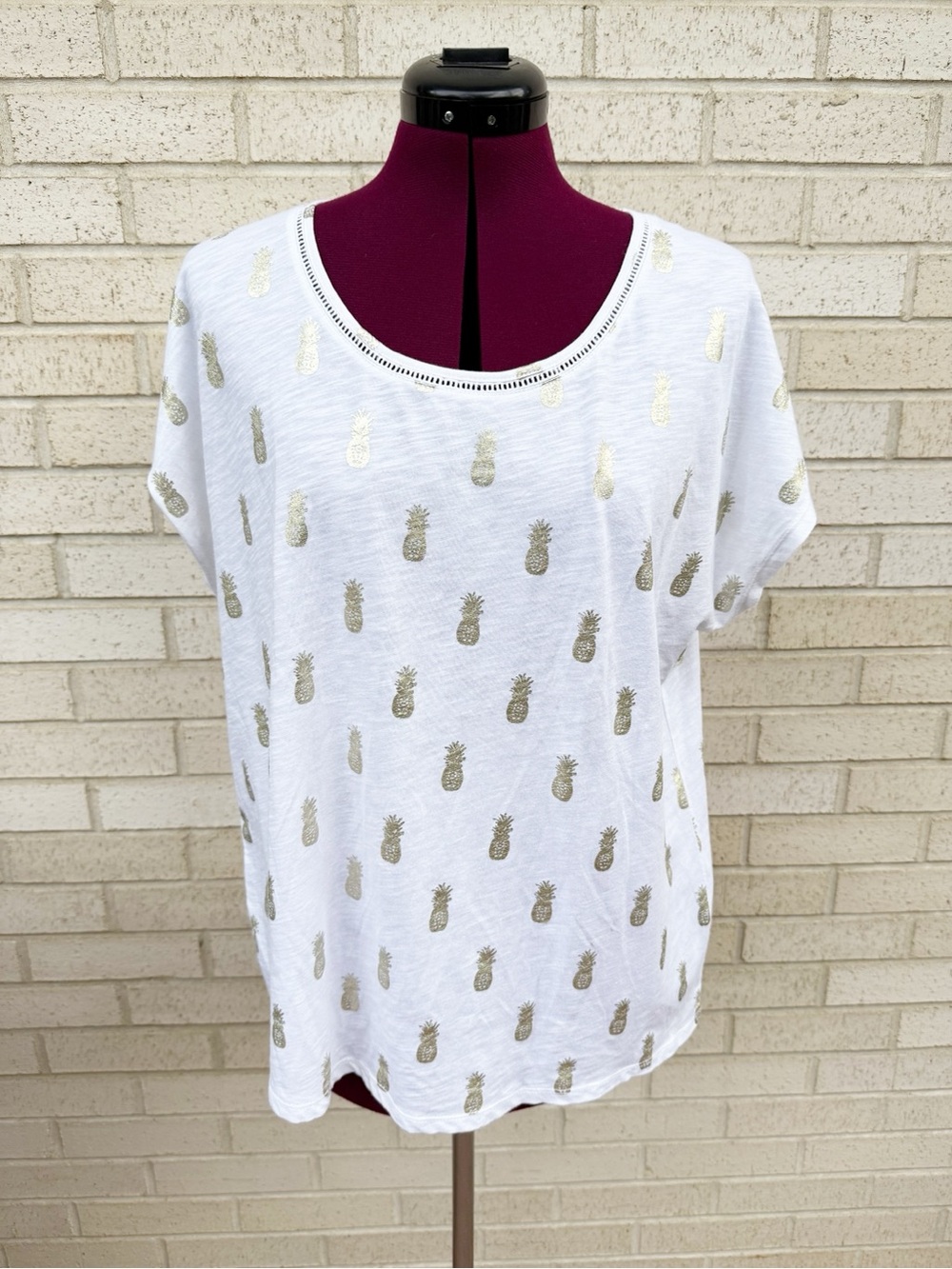 Lands’ End White Short Sleeve T-Shirt Gold Pineapple Print Size Large